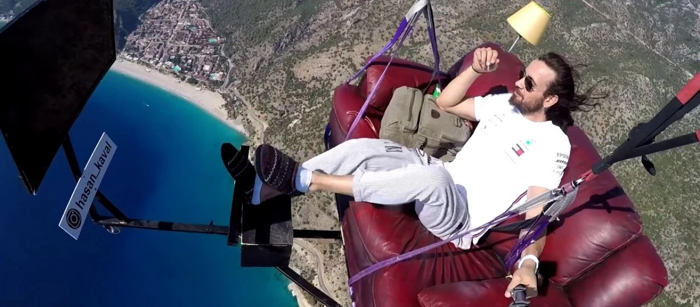 Πετούσε με αλεξίπτωτο πάνω σε έναν καναπέ με τηλεόραση χωρίς να είναι δεμένος(βίντεο)